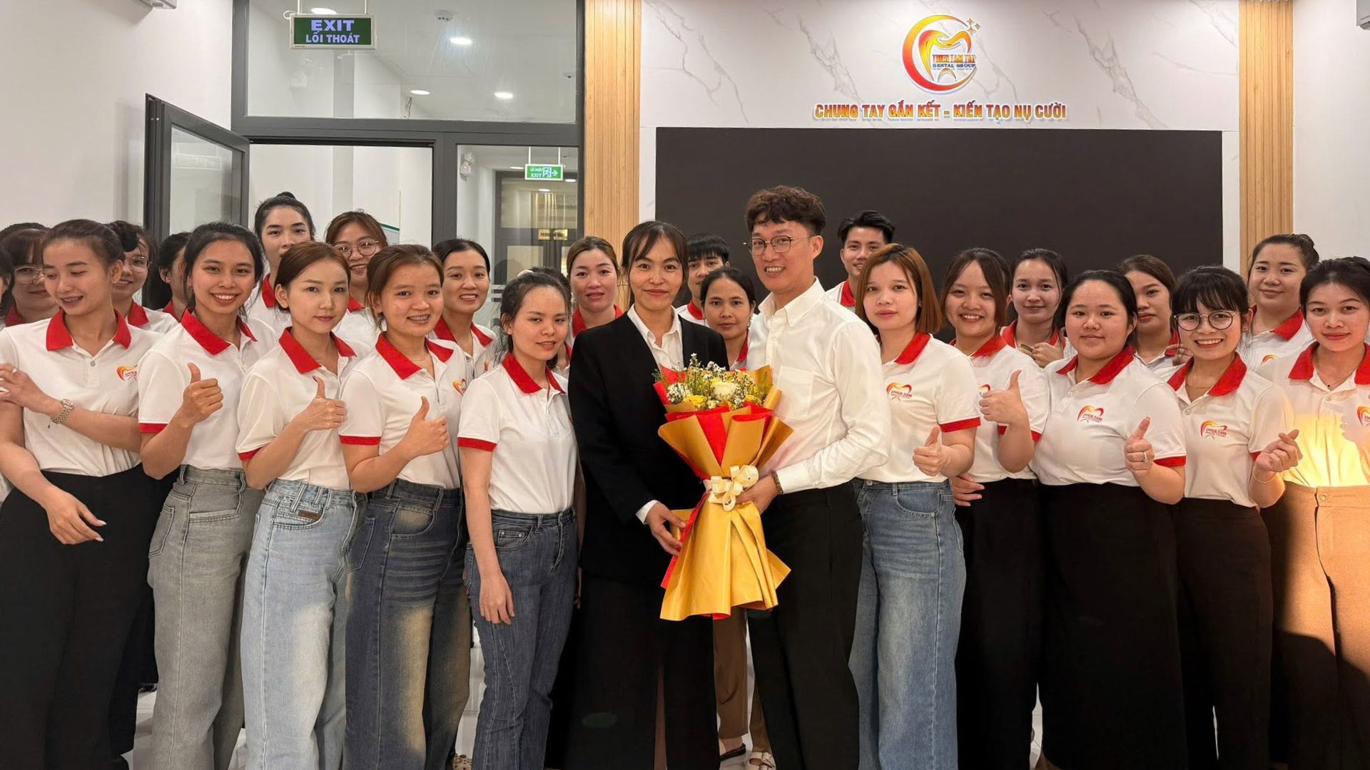 Đội ngũ phòng khám cùng đứng chung một khung, cùng một chuẩn